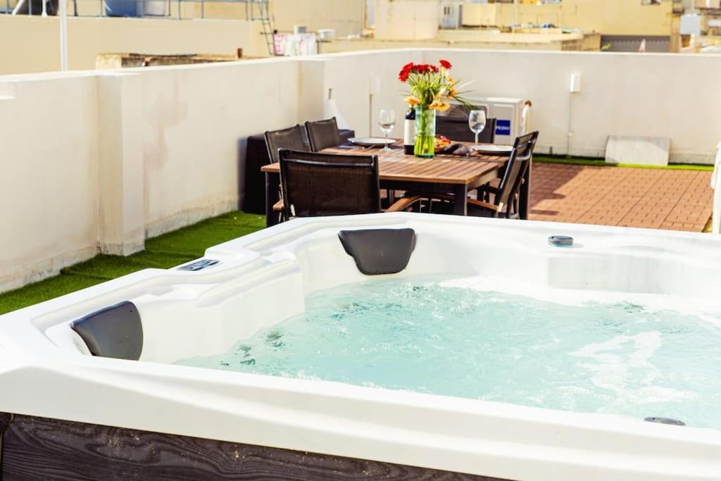 Luxury Designer Penthouse With Private Jacuzzi Apartment Sliema Luaran gambar